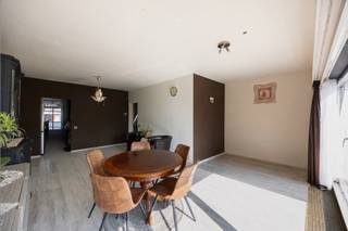 Ligging
Dit appartement is gelegen aan de Groenhofstraat 3 in Borsbeek, in een rustige en residentiële woonwijk. De groene omgeving combineert de rust van een woonwijk met een vlotte bereikbaarheid richting Antwerpen en omliggende gemeenten. 
Indeling
Het appartement beschikt over een ruime L-vormige leefruimte, waardoor er een duidelijke indeling tussen de zit- en eetruimte mogelijk is. Aansluitend bevindt zich de volledig geïnstalleerde keuken, met daarnaast een praktische wasplaats.
Verder omvat het appartement twee slaapkamers, waarvan één ruime master bedroom en een extra kamer die eveneens kan dienen als bureauruimte. Daarnaast is er een volledig ingerichte, moderne badkamer met inloopdouche. Tot slot beschikt het appartement over een privatieve kelderberging, ideaal als extra opslagruimte.
Troeven
•	Rustige en residentiële ligging in Borsbeek
•	Ruime leefruimte
•	Volledig geïnstalleerde keuken
•	Twee slaapkamers
•	Volledig geïnstalleerde badkamer
•	Extra kelderberging
•	Conforme elektrische installatie