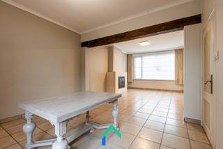 Algemeen<br />RENOVATIERAPPORT IS BESCHIKBAAR OP AANVRAAG. In de Felix D’Hoopstraat te Tielt bevindt zich deze uitzonderlijk ruime en verzorgde woning die uitblinkt in veelzijdigheid. Dankzij haar centrale ligging geniet u hier van een perfecte balans tussen rust en bereikbaarheid: het bruisende centrum van Tielt ligt op korte afstand, terwijl belangrijke invalswegen richting Roeselare, Deinze en Gent vlot bereikbaar zijn. De woning onderscheidt zich bovendien door haar indrukwekkende gevelbreedte van maar liefst 18 meter, het resultaat van twee samengevoegde panden. Deze woonst biedt niet enkel plaats aan een groot gezin, maar is door haar indeling ook bijzonder geschikt voor wie wonen en werken wil combineren. <br /><br />Indeling<br />Bij het binnenkomen wordt u verwelkomd in een ruime inkomhal met vestiairekast. Links van de inkom bevindt zich een gelijkvloerse kamer, perfect inzetbaar als bureau of eventuele wachtruimte. Rechts leidt de hal naar de uitnodigende leefruimte, een aangename plek waar de gashaard voor warmte en gezelligheid zorgt. Met de juiste indelings- of renovatiemogelijkheden kan deze voorste leefruimte bijvoorbeeld ook als praktijk of kantoor ingericht worden. Achteraan vinden we de leefkeuken die is uitgerust met de nodige toestellen en voldoende ruimte biedt voor een ontbijthoek of eetplaats. Aansluitend vindt u een gastentoilet en een praktische berging. De badkamer met dubbel lavabomeubel, douche én ligbad op het gelijkvloers maakt deze woning bijzonder functioneel. De woning is voorzien van een dubbele garage met twee automatische poorten, die niet alleen plaats biedt voor wagens, maar ook rechtstreeks toegang geeft tot een achterliggende ruimte van ongeveer 25m2. Deze ruimte leent zich uitstekend tot leefruimte met zicht op de buitenruimte of tot het inrichten van een kantoor, praktijk of atelier. Zowel via de inkomhal als via de garage kan u de eerste verdieping bereiken, een praktische oplossing voor wie wonen en werken graag gescheiden houdt zonder aan comfort in te boeten. Op de bovenverdieping bevinden zich vier volwaardige slaapkamers, waarvan drie met parketvloer. Twee slaapkamers hebben toegang tot een zolderruimte, die nog extra opbergruimte of uitbreidingsmogelijkheden bieden.<br /> <br />Achteraan de woning is er een ruime koer met een handige tuinberging. Deze charmante buitenruimte kan eenvoudig worden ingericht als tuin, afhankelijk van uw wensen. De woning is door de jaren heen met zorg onderhouden en bevindt zich in een uitstekende staat. Alles ademt degelijkheid en ruimte, van de brede gevel tot de praktische indeling en de vele mogelijkheden die het pand biedt.<br /><br />Varia<br />Niet gecharmeerd door deze eigendom, maar wel op zoek naar een pand met ontwikkelingspotentieel? Navraag bij de dienst omgeving van stad Tielt leerde ons dat er op deze locatie mogelijkheid is om een meergezinswoning op te richten.<br /><br />Troeven<br />* Uitstekende ligging nabij centrum<br />* Dubbele garage<br />* Polyvalente indeling <br />* Opportuniteit voor combinatie wonen-werken<br /><br />Benieuwd naar de mogelijkheden? Contacteer snel Mathieu voor meer informatie.<br /><br />T: 0479 63 53 01<br />M: mathieu@gentill.be