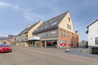 Dit appartement is gelegen op de eerste verdieping (geen lift) en heeft een woonoppervlakte van 137m² (volgens EPC).INDELING- inkomhal- woonkamer...