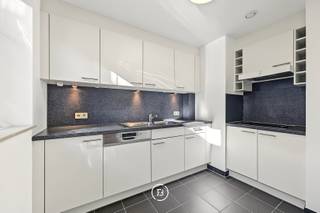 Op een gunstige locatie in het centrum van Brussel, vlak bij de Kunstberg en de Zavel, vinden we dit aangename gelijkvloerse appartement van circa 75 m². De combinatie van een praktische indeling, mooie lichtinval en een uitstekende ligging maakt dit een comfortabele woonplek voor wie graag alle troeven van de hoofdstad binnen handbereik heeft.<br /><br />Bij binnenkomst komt u in de inkomhal, voorzien van een afzonderlijk gastentoilet. De ruime leefruimte biedt plaats aan zowel een gezellige zithoek als een eetgedeelte en staat rechtstreeks in verbinding met de volledig ingerichte keuken. Het appartement beschikt daarnaast over één slaapkamer en een badkamer met douche. <br />Een parkeerplaats kan bijkomend worden gehuurd. Bewoners kunnen eveneens gebruikmaken van de gemeenschappelijke fietsenstalling.<br /><br />EPC: C+<br />Provisie gemeenschappelijke lasten: €105/maand<br />Provisie water: €40/maand
