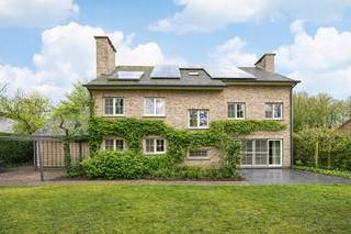 INDELINGBij het betreden van de woning komt u in de inkomhal, die toegang biedt tot de ruime leefruimte. Links bevindt zich de gezellige zitruimte...