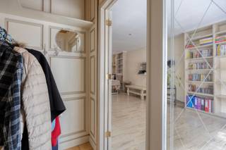 Deze gezinswoning met 3 slaapkamers en een garage is ideaal gelegen in het centrum van Leopoldsburg, op wandelafstand van winkels, openbaar vervoer, horecazaken en scholen. Dankzij de centrale ligging zijn ook de omliggende gemeenten vlot bereikbaar, waardoor deze woning een uitstekende uitvalsbasis vormt.<br /><br />Indeling:<br />We betreden de woning via de inkomhal, die toegang biedt tot de ruime woonkamer met aansluitend de uitgeruste keuken. Aanpalend aan de keuken bevinden zich een berging met een apart toilet. Achteraan bevinden zich de badkamer, uitgerust met een inloopdouche, wastafel en aansluitingen voor een wasmachine, evenals een veranda.<br /><br />Op de eerste verdieping bevinden zich 2 volwaardige slaapkamers en een apart toilet.<br /><br />De tweede verdieping biedt plaats aan een derde slaapkamer.<br /><br />Buiten kan u volop genieten van de tuin. Deze is bereikbaar via de garage, die plaats biedt aan 2 wagens.<br /><br />Extra troeven:<br />- Gelegen in een rustige éénrichtingsstraat<br />- Garage met plaats voor 2 wagens<br />- 3 volwaardige slaapkamers<br /><br />Renovatieverplichting voor residentiële gebouwen is van toepassing. Meer info: https://energiesparen.be/renovatieverplichting.<br /><br />Voor meer informatie of een bezoek, neem contact met ons op via info@vastengoed.be of bel naar 014/72 73 74.<br /><br />(Wenst u een gratis schatting van uw eigendom? Neem contact met ons op via 014/72 73 74.)