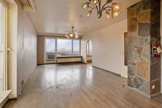 Dit te koop aangeboden appartement te Borgerhout is gelegen op de 3de verdieping en beschikt over volgende indeling:- Inkomhal met ingebouwde kast - Badkamer met douche en lavabo.- Apart toilet- Woonkamer met veel natuurlijke lichtinval en toegang tot beide terrassen- Slaapkamer met ingebouwde kast - Keuken met ingebouwde koelkast en oven- Zeer ruim terras met zicht op het Rivierenhof- Tweede terras - Kelder (5 m²)Troeven van dit te koop aangeboden hoekappartement:- Goed onderhouden en professioneel beheerd gebouw met ondergronds afvalpark- Centrale en goed bereikbare ligging in Borgerhout- Op loopafstand bevinden zich het sfeervolle Rivierenhof, diverse winkels, het openbaar vervoer, scholen, en meer ...- Ruime terrassen- Hoek appartement, waardoor er zeer veel lichtinval is- Ideaal voor startersTot slot heeft dit appartement te koop in Borgerhout een gunstig EPC score C!EPC Turnhoutsebaan 455 bus 0302 : 210 kWh / (m² jaar)Ben jij geïnteresseerd in dit vastgoed te koop in Borgerhout? Aarzel dan niet om ons te contacteren. Het Dewaele vastgoedkantoor van Deurne aan de Turnhoutsebaan staat graag tot uw dienst.Had u graag een gratis schatting van uw eigendom? bel ons voor een vrijblijvend gesprek op 03/666.66.66 of mail naar deurne@dewaele.comstedenbouwkundige inlichting : in aanvraag