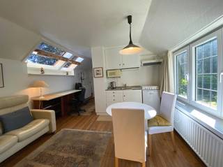 <p><span>WILRIJK - Park Den Brandt</span><span>: GEMEUBELDE studio met 1 slaapkamer in het bijgebouw van een villa.</span></p><p><span> </span></p><p><span>BESCHRIJVING:</span></p><p><span> </span></p><p><span>Deze </span><span>gemeubelde studio</span><span> is gelegen in het bijgebouw van een villa, op een toplocatie aan Park Den Brandt.</span></p><p><span>Het bestaat uit een gezellige living met keuken die voorzien is van gasvuur, koelkast en een combi-oven.</span></p><p><span>In de leefkamer is ook een bureel aanwezig.</span></p><p><span>Aparte slaapkamer.</span></p><p><span>Badkamer met ligbad met douchemogelijkheid, lavabo en toilet.</span></p><p><span> </span></p><p><span>BIJZONDERHEDEN:</span></p><p><span> </span></p><p><span>- Dubbele beglazing.</span></p><p><span>- Verwarming op gas.</span></p><p><span>- Fietsenstalling.</span></p><p><span>- Provisie voor water, elektriciteit en verwarming is 125 €/maand.</span></p><p><span>- Onmiddellijk beschikbaar</span></p><p><span>- Topligging</span></p><p><span> </span></p><p><span>Deze studio is geschikt voor</span><span> 1 persoon,  </span></p><p><span>Zeer geschikt voor rustig persoon</span><span>.</span></p><p><span> </span></p><p><span> </span></p><p><span> </span></p>