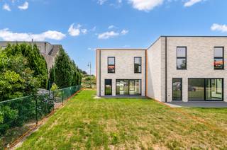 <p><span>Hoogkwalitatieve, energiezuinige nieuwbouwwoning nabij centrum.</span></p><p><span> </span></p><p><span>Belangrijkste troeven:</span></p><p><span>- Prachtige hoogwaardige keuken met Miele toestellen, Quooker kraan en Dekton werkblad en spatwand</span></p><p><span>- Reeds geschilderd, buitenaanleg reeds gebeurd, ook vloerverwarming op kamers</span></p><p><span>- Hoogkwalitatieve afwerking en materialen</span></p><p><span>- Gebruik van de beste technieken</span></p><p><span>- Doordachte indeling met mooie ruimtes</span></p><p><span>- 3 ruime kamers, waarvan 1 met dressing mogelijk</span></p><p><span>- Mogelijkheid tot plaatsen carport (reeds vergund)</span></p><p><span>- Centrale ligging met alle voorzieningen (winkels, school, station) op wandelafstand</span></p><p><span> </span></p><p><span>Prijs exclusief BTW en registratierechten ! </span></p><p><span> </span></p><p><span>Bekijk zeker ook onze 3D virtuele rondleiding en onze grondplannen met de afmetingen. Zo krijgt u van thuis uit al een perfect beeld van wat deze woning te bieden heeft!</span></p><p><span> </span></p><p><span>Wenst u meer info of een vrijblijvende bezichtiging, contacteer dan ons kantoor op het nummer 014 39 99 99 en wij helpen u graag verder.</span></p>