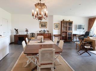 <p>Dit gelijkvloers appartement te koop geniet van een uitstekende ligging in het volle centrum, op wandelafstand van de Leie. Het omvat een inkomhal, een apart toilet, een ruime en lichtrijke leefruimte met een volledig uitgeruste open keuken, een badkamer en twee volwaardige slaapkamers. Bovendien is er een autostaanplaats inbegrepen.</p>

<p><strong>Troeven:</strong></p>

<ul><li>Uitstekende ligging in het centrum, vlak bij de Leie</li><li>Gelijkvloers appartement</li><li>Ruime en lichtrijke leefruimte</li><li>Volledig uitgeruste open keuken</li><li>Twee volwaardige slaapkamers</li><li>Inclusief autostaanplaats</li><li>EPC-label B</li><li>Elektrische installatie conform</li><li>zeer lage maandelijkse syndickosten</li></ul>