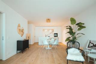 <p><span>Appartement neuf de luxe à haute performance énergétique sur un emplacement de choix à Schilde. </span></p><p><span>Vente sous enregistrement = pas de TVA à payer ! </span></p><p><span> </span></p><p><span>Vivre dans le centre de Schilde ? Découvrez rapidement ce magnifique appartement dans le projet THB209 de Costermans Projecten</span><span>. </span></p><p><span>Situé en plein centre et donc entouré de toutes les facilités nécessaires. </span></p><p><span>Des boutiques de mode, des cafés accueillants, des restaurants, des centres de remise en forme, la mairie, une boulangerie, un boucher, un coiffeur, un salon de beauté, des supermarchés, des écoles … </span></p><p><span>Tout est à portée de main. Tout est accessible à pied. </span></p><p><span> </span></p><p><span>Ces nouveaux appartements offrent un confort de vie optimal. </span></p><p><span>Ici, le confort de vie est une évidence. </span></p><p><span>De plus, les ascenseurs et les couloirs spacieux avec éclairage automatique contribuent à l'accessibilité confortable de l'immeuble. </span></p><p><span> </span></p><p><span>- Finitions de pointe &amp; à l'épreuve du temps </span></p><p><span>- mur de placard de 5 m ( !!) dans la chambre à coucher </span></p><p><span>- Chauffage par le sol avec pompe à chaleur : faibles coûts mensuels </span></p><p><span>- Belle terrasse et jardin intérieur verdoyant accessible uniquement par code pour les résidents des appartements </span></p><p><span>- Parking visiteurs avec bornes de recharge </span></p><p><span>- Espaces de rangement pour les vélos et local à déchets avec collecte automatique des déchets </span></p><p><span>- panneaux solaires et toit vert sur le bâtiment </span></p><p><span>- Décoration des fenêtres, éclairage et moustiquaire inclus </span></p><p><span>- Système de ventilation individuel </span></p><p><span>- Porte de sécurité avec lorgnette </span></p><p><span>- Vidéophone </span></p><p><span>- Connexions TV dans le salon et la chambre à coucher </span></p><p><span>- Toutes les peintures des murs, des plafonds et des portes intérieures ont déjà été réalisées </span></p><p><span> </span></p><p><span>Un hall d'entrée pratique avec toilettes et vestiaire séparés mène à l'espace de vie avec une cuisine ouverte de vos rêves : dalle en marbre et plan de travail en Corian + éviers, appareils électroménagers de qualité et hotte à filtre plasma ATAG. Adjacente, une belle buanderie avec lave-linge et sèche-linge. Superbe luminosité grâce aux fenêtres du sol au plafond qui s'ouvrent sur la terrasse spacieuse surplombant à la fois le salon et la chambre à coucher. Suite parentale avec dressing intérieur et salle de bain attenante ‘hotel vibe’. </span></p><p><span> </span></p><p><span>Les sols de bon goût sont combinés avec un chauffage par le sol, contrôlé par une pompe à chaleur géothermique écologique et à haute efficacité énergétique. </span></p><p><span>Tous les services publics ont des compteurs individuels, à leurs propres noms. </span></p><p><span> </span></p><p><span>Prix demandé : €599.000 ex registration + supplément €65.000 pour le spacieux parking souterrain et la grande pièce de stockage au sous-sol (racks de stockage inclus) situés à côté de l'ascenseur.</span></p><p><span>L'entrée du parking souterrain est équipée d'un portail automatique télécommandé. </span></p><p><span> </span></p><p><span>Cet appartement fantastique deviendra-t-il votre nouvelle maison ? </span></p><p><span>Contactez-nous au 03/646.66.55 ou sofie@sinjoor.be </span></p>