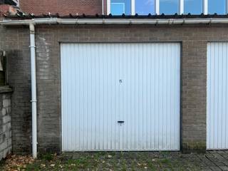 Le moyen le plus rapide de visiter ce box de garage ? Demandez votre visite via le bouton rouge de notre site Web (www.dewaele.com) et vous serez contacté par l'un de nos experts en location.<br /><br />Garage spacieux à louer à Izegem ! <br /><br />Êtes-vous intéressé par ce garage à louer à Ingelmunster ? N'hésitez pas à nous contacter.
