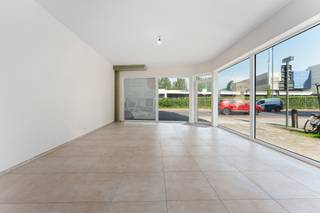 <p><strong>Deze commerciële ruimte op het gelijkvloers van Residentie Pigeon biedt een unieke kans voor ondernemers die zichtbaarheid, bereikbaarheid en een moderne uitstraling zoeken in Oostende.</strong></p>
<p>De handelsruimte is gelegen op de hoek van de Nieuwpoortsesteenweg en de Duivenhokstraat, een goed frequentiepunt met zowel lokale bewoners als voorbijgangers richting strand, Wellington Renbaan en stadscentrum. Dankzij de grote raampartijen geniet het pand van een uitstekende visibiliteit en veel natuurlijk lichtinval.</p>
<p>Met een oppervlakte van 53 m² is de ruimte ideaal geschikt voor een kantoor, praktijkruimte, showroom of kleine handelszaak. De open indeling biedt flexibiliteit in inrichting, zodat je de ruimte volledig kunt afstemmen op de noden van je activiteit.</p>
<p>De commerciële eenheid maakt deel uit van een recent en energiezuinig nieuwbouwproject, wat garant staat voor een moderne look en lage verbruikskosten. Parkeren is mogelijk in de nabije omgeving, en het gebouw beschikt over een gemeenschappelijke fietsenstalling.</p>
<p><strong>Residentie Pigeon is de perfecte uitvalsbasis voor wie professioneel zichtbaar én centraal aanwezig wil zijn in een dynamische buurt van Oostende.</strong></p>