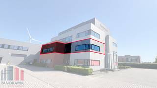 Espace de bureaux prêt à l’emploi de 171 m² à louer dans un excellent emplacement à Geel. Grâce à sa situation stratégique à proximité d’importants axes routiers tels que l’E313 et le ring de Geel, vous bénéficiez d’une excellente accessibilité vers Anvers, Hasselt et les régions environnantes. Le site se trouve également dans un environnement professionnel dynamique offrant une excellente mobilité.<br /><br />L’espace de bureaux est situé au premier étage et a été aménagé avec des finitions de qualité, alliant confort et fonctionnalité. Les élégantes cloisons vitrées garantissent une luminosité maximale et créent une sensation d’espace agréable, ouverte et lumineuse. L’espace dispose également de plusieurs salles de réunion, de bureaux séparés, d’un espace repas avec kitchenette entièrement équipée comprenant un lave-vaisselle, d’un espace de rangement pratique ainsi que d’une agréable terrasse offrant un confort supplémentaire aux collaborateurs et aux visiteurs.<br /><br />Le bureau est équipé de double vitrage et d’un éclairage LED écoénergétique, contribuant à un environnement de travail confortable et professionnel. En outre, le bâtiment offre une flexibilité supplémentaire grâce à la possibilité de louer des salles de réunion additionnelles ainsi qu’un espace de stockage en sous-sol supplémentaire.<br /><br />Le site dispose également de nombreuses places de parking pour les collaborateurs et les visiteurs. Une solution idéale pour les entreprises à la recherche d’un environnement de travail représentatif, professionnel et prêt à l’emploi. Disponible immédiatement !<br /><br />Contactez PANORAMA B2B pour plus d’informations, des plans ou une visite sans engagement : 011.220.500