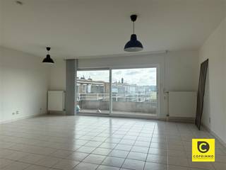 <p><span>Dit </span><span>prachtig gerenoveerde dakappartement</span><span> bevindt zich op de bovenste verdieping van een </span><span>kleinschalig gebouw met lift</span><span>. De woning geniet van een </span><span>uitstekende, centrale ligging nabij het centrum van Aartselaar</span><span>, terwijl u toch kunt genieten van de rust en het mooie uitzicht over de achterliggende velden.</span></p><p><span> </span></p><p><span>Indeling</span></p><p><span>Inkomhal & berging</span><span><br />Via de ruime inkomhal krijgt u toegang tot de verschillende vertrekken. Er is tevens een praktische berging aanwezig, voorzien van een aansluiting voor de wasmachine.</span></p><p><span> </span></p><p><span>Leefruimte & keuken</span><span><br />De ruime leefruimte van maar liefst </span><span>40 m²</span><span> bevindt zich aan de achterzijde van het appartement. Dankzij de grote raampartijen geniet u hier van veel natuurlijk licht en een prachtig, vrij uitzicht over de velden. Vanuit de leefruimte heeft u rechtstreeks toegang tot het aangename terras.</span></p><p><span>De open keuken sluit mooi aan bij de leefruimte en is </span><span>volledig geïnstalleerd</span><span>. De moderne keuken beschikt over een praktische ontbijthoek en voldoende opbergkasten.</span></p><p><span> </span></p><p><span>Badkamer, toilet & slaapkamers</span><span><br />De badkamer is uitgerust met een ligbad en een lavabomeubel. Het toilet is apart. Aan de voorzijde van het appartement bevinden zich </span><span>twee slaapkamers</span><span>.</span></p><p><span> </span></p><p><span>Garagebox</span></p><p><span>Er is een </span><span>garagebox verplicht bij te huren</span><span> aan </span><span>€ 100/maand</span><span>.</span></p><p><span> </span></p><p><span>Huurprijs & kosten</span></p><ul><li><span>Huurprijs appartement: </span><span>€ 1050/maand</span></li><li><span>Garagebox: </span><span>€ 100/maand</span></li><li><span>Gemeenschappelijke kosten: </span><span>€ 100/maand</span></li></ul><p><span> </span></p><p><span>Het appartement is </span><span>onmiddellijk beschikbaar</span><span>.</span></p><p><span> </span></p><p><span>Troeven</span></p><ul><li><span> Aangenaam terras met prachtig uitzicht over de velden</span></li><li><span>Centrale ligging nabij het centrum van Aartselaar</span></li><li><span>2 slaapkamers</span></li><li><span> Kleinschalig gebouw</span></li><li><span> Lift aanwezig</span></li><li><span>Garagebox beschikbaar en verplicht bij te huren</span></li></ul><p><span> </span></p><p><span> </span></p><p><span> </span></p>