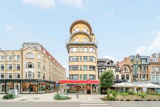 Te koop: Lichtrijk appartement met zicht op zee en de Dumontwijk, voorzien van 2 slaapkamers en een terras, op een topligging in De Panne en op wandelafstand van het strand.GEEN RENOVATIEPLICHT! Welkom in dit charmante appartement gelegen in het gezellige kustdorp De Panne. Dit pand bevindt zich in een karakteristieke art-decobouw op een uitstekende locatie, vlak in het hart van het dorp waar alles binnen handbereik is.Het appartement beschikt over twee ruime slaapkamers die voorzien zijn van natuurlijk licht en bieden voldoende ruimte. De woning is uitgerust met één badkamer voldoende terras met zicht op de stad en een kelder. De ligging van dit pand is een groot voordeel. Vanuit het appartement kunt u gemakkelijk naar het strand wandelen en de onmiddellijke omgeving beschikt over een uitgebreid aanbod aan winkels, restaurants en cafés, wat het dagelijks leven aangenaam en gemakkelijk maakt.Laat deze gelegenheid niet voorbijgaan en ontdek zelf het potentieel van dit fijne appartement in De Panne. Neem vandaag nog contact op voor een bezichtiging.Te koop via Immo Beguin, jouw vastgoedexpert sinds 2009, met kantoren in Ronse, Waregem, Kortrijk, Deinze, Doornik, Lessines, Moeskroen en Nieuwpoort.