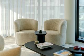 Vivre au plus haut niveau prend un nouveau sens dans ce luxueux appartement à vendre situé dans l'emblématique Heroes Tower de Knokke-Heist. Avec une surface habitable généreuse d'environ 220 m², vous découvrirez une grandeur sans pareil, renforcée par le concept intérieur apaisant et sophistiqué de la célèbre agence Grain Design. Situé sur la place animée Heldenplein à Knokke-Heist, cet établissement exclusif de la côte belge se trouve à deux pas de la plage. Les environs immédiats allient un accès facile par l'A11 à des moments de détente dans le quartier voisin de Director General Willemspark et sur la plage. La prochaine reconstruction de la Place des Héros est la cerise sur le gâteau pour cet endroit.<br /><br />Le cœur de l'appartement est l'espace de vie ensoleillé, où d'immenses fenêtres offrent une vue imprenable et frontale sur la mer. L'élégant parquet en chêne se marie harmonieusement avec les tons beiges doux de l'œuvre personnalisée, tandis que de subtiles bandes LED indirectes et des spots encastrés noirs élégants créent une atmosphère chaleureuse le soir. Depuis le salon, vous pouvez facilement accéder à la spacieuse terrasse, dotée d'une balustrade en verre offrant une vue imprenable sur l'horizon. La cuisine ouverte de Diapal s'y intègre parfaitement. Ce chef-d'œuvre culinaire comprend un îlot de cuisine illuminé, des appareils encastrés Miele de haute qualité, un lave-vaisselle surélevé, un robinet Quooker et un élégant mélangeur noir avec un évier double.<br /><br />L'appartement dispose de quatre chambres complètes, chacune équipée d'un parquet de caractère, d'armoires encastrées sur mesure et d'une salle de bain attenante aux finitions les plus précises. La spacieuse chambre principale est une oasis privée au sein de l'appartement, dotée d'un espace de bureau élégamment intégré et d'une vue frontale panoramique sur la mer du Nord.<br /><br />Outre sa perfection esthétique, cet appartement Ben économe en énergie avec vue sur la mer excelle en termes de durabilité. Le chauffage avancé par pompe à chaleur garantit un cadre de vie à l'épreuve du temps, un label officiel BEN et une consommation d'énergie minimale. Le tout est pratiquement complété par deux salles de stockage privées et la possibilité d'acheter une ou plusieurs places de parking dans le bâtiment.<br /><br />Vous souhaitez plus d'informations ou une visite ? Contactez notre expert immobilier Arne Vandierendonck au 0493 25 35 85 ou arne.vandierendonck@dewaele.com<br /><br />Registre des mesures: non