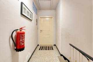 <p><strong>APPARTEMENT (85 m2) MET 2 SLAAPKAMERS, KELDERBERGING, ZUID GERICHT TERRAS EN MOGELIJKHEID TOT HUREN GARAGE TE HASSELT (RUNKST) - IDEAAL INVESTERINGSPAND !<br /><br /></strong>Dit doorzon-appartement bevindt zich aan de Elzenstraat 10 te Runkst, vlakbij Hasselt-centrum. Via de Sint-Truidersteenweg bereik je vlot de oprit naar de E313. Verder vind je de bakker, bank, kruidenierszaken, allerlei eethuisjes, het openbaar vervoer enzoverder dan weer op wandelafstand terug.<br /><br />Het appartement is gelegen op de 3de verdieping en bereikbaar met trap. Hier kom je binnen in een ruime, centrale inkomhal die toegang biedt naar alle kamers van het appartement. Hier tref je een vestiairekast, het apart toilet, de badkamer, de uiterst ruime keuken met daarnaast de woonkamer en tot slot de 2 even ruime slaapkamer, waarvan één toegang biedt tot het zuidelijk gericht terras van 7,5m breed. Verder hoort er nog een ruime kelderberging bij dit geheel.<br /><br />De gemeenschappelijke kosten beperken zich tot zo een 40 euro per maand.<br /><br />Ondertussen is het appartement toe aan wat opfrissingswerken. De ideale kans voor een investeerder / bewoner die zelf bijvoorbeeld ook de handen uit de mouwen weet te steken. Het appartement heeft reeds een goede indeling en beschikt alvast over een vernieuwd, geïsoleerd dak, vernieuwde ramen (HR glas), een recente HR-top aardgasketel en deels over nieuwe vloeren. <br /><br />Openbare parkeergelegenheid vind je voor de deur en de eigen wagen parkeer je veilig en droog in de eventueel (voorlopig) bij te huren garagebox, gelegen aan de voorzijde, pal naast het appartementsgebouw.<br /><br />Tip: betreft de aankoop je enige eigendom? Vergeet dan niet dat je bij aankoop kan genieten van een tarief van 2% aan verkooprechten (ipv 12%) met een extra korting van 1.867 euro indien het om de enige eigen ‘bescheiden’ woning gaat.<br /><br />Ook het potentieel ontdekken? Interesse? Contacteer ons op 011 96 51 76 of mail naar info@momentumvastgoed.be !</p>