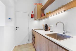 In het autoluwe en gegeerde gedeelte van de Parijsstraat, midden in het hart van Leuven, bevindt zich dit instapklare en smaakvol gerenoveerde 1-slaapkamerappartement op het eerste verdiep in Residentie Emily. Het historische gebouw werd in 2025 grondig gerenoveerd met aandacht voor energiezuinigheid, wooncomfort en conformiteit. Het appartement beschikt over een lichtrijke leefruimte met gordijnen, een open keuken met combi-oven, een eethoek met tafel en stoelen en een bureau met bureaustoel. De slaapkamer is uitgerust met boxspring, kleerkast en gordijnen. De moderne badkamer is stijlvol afgewerkt en voorzien van douche, toilet en strak badmeubel. Verder geniet u van een individuele lucht-lucht warmtepomp voor verwarming en koeling, aparte tellers, conforme elektriciteit, een gunstig brandweerverslag, EPC-label A en een volledig asbestvrij gebouw. Bovendien is het appartement momenteel verhuurd en genereert het een netto huuropbrengst van €14.100 per jaar. Interesse? Contacteer ons dan zeker voor een vrijblijvend gesprek op 016/22.82.22 of op info@homies.be. HOMIÉS, an Eye for Immo.