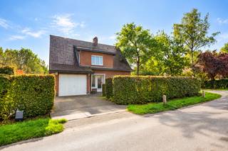 <p><strong>Karaktervolle vrijstaande woning met 3 slaapkamers, veranda en prachtig</strong> <strong>aangelegde tuin op toplocatie aan de Kalmthoutse Heide</strong></p>
<p>Deze solide en karaktervolle gezinswoning bevindt zich op een bijzonder gegeerde locatie, aan de ingang<strong> van de Kalmthoutse Heide</strong>. De woning beschikt over aangename leefruimtes, 3 slaapkamers, een veranda, een inpandige garage en een <strong>prachtig aangelegde, zonnige tuin</strong>. Dankzij de degelijke basis en de mogelijkheden tot opfrissing vormt dit een mooie opportuniteit om een woning volledig naar eigen smaak in te richten.</p>
<p><strong>Gelijkvloerse verdieping</strong></p>
<ul>
<li>Ruime <strong>inkomhal</strong> met vestiaire onder de trap</li>
<li>Lichtrijke <strong>woon- en eetkamer</strong> met parketvloer, sfeervolle houthaard uit Franse zandsteen en grote raampartijen met zicht op het groen</li>
<li>Aansluitende <strong>veranda</strong> met uitzicht op de tuin, ideaal als extra zit- of ontspanningsruimte</li>
<li>Afgesloten <strong>keuken</strong> met keramische kookplaat, oven, dampkap, koelkast en dubbele spoelbak</li>
<li>Vanuit de keuken toegang tot de inkomhal en de achterliggende <strong>wasplaats</strong></li>
<li>Apart toilet</li>
<li>Rechtstreekse toegang tot de <strong>inpandige garage</strong> met manuele garagepoort</li>
<li>Toegang tot de <strong>kelder</strong></li>
</ul>
<p><strong>Eerste verdieping</strong></p>
<ul>
<li><strong>3 slaapkamers</strong>, voorzien van parketvloer</li>
<li><strong>Badkamer</strong> met douche, lavabo en toilet</li>
<li>Ruime overloop met houten trapafwerking</li>
</ul>
<p><strong>Zolder en kelder</strong></p>
<ul>
<li><strong>Bergzolder</strong> bereikbaar via een vlizotrap</li>
<li>Woning gedeeltelijk onderkelderd</li>
</ul>
<p><strong>Tuin en buitenruimte</strong></p>
<ul>
<li><strong>Prachtig aangelegde en zeer zonnige tuin</strong> met volwassen bomen en gevarieerde beplanting</li>
<li>Aangenaam terras met betonklinkers, aansluitend op de veranda</li>
<li><strong>Groene omgeving</strong> met veel privacy</li>
<li><strong>Oprit</strong> en een <strong>inpandige garage</strong> voor 1 wagen</li>
</ul>
<p><strong>Bijzonderheden</strong></p>
<ul>
<li><strong>Solide woning</strong> met een degelijke betonnen draagstructuur</li>
<li><strong>3 slaapkamers</strong> en aangename leefruimtes</li>
<li>Veranda met houten ramen en recent vernieuwde zonwering aan de zijkant en op het dak</li>
<li>PVC-ramen met <strong>dubbele beglazing</strong></li>
<li>Rolluiken, grotendeels manueel en elektrisch in de woonkamer</li>
<li>Centrale verwarming op gas</li>
<li><strong>Mooie mogelijkheden tot opfrissing en modernisering</strong></li>
<li>Uitzonderlijke ligging op wandelafstand van de Kalmthoutse Heide</li>
</ul>
<p><strong>Ligging</strong></p>
<p>Gelegen in Kalmthout, <strong>aan de prachtige Kalmthoutse Heide</strong>. Een ideale locatie voor liefhebbers van natuur, rust en wandelen. Zowel het centrum van Kalmthout als Heide bevinden zich in de nabijheid, met scholen, winkels en andere dagelijkse voorzieningen binnen handbereik.</p>
<p><strong>Een karaktervolle gezinswoning met een prachtige tuin en bijzonder veel mogelijkheden, op een toplocatie aan de Kalmthoutse Heide.<br /></strong></p>
<p>Bewoonbare opp. 193 m² ref.: bruto vloeropp. EPC-certificaat</p>
<p><strong> </strong></p>