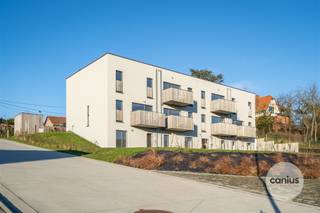 <p><span>2-SLAAPKAMERAPPARTEMENT + TERRAS EN BALKON</span></p><p><span> </span></p><p><span>Dit </span><span>recent en energiezuinig duplex appartement te koop in Huy</span><span> bevindt zich in een rustige residentiële wijk. Het pand is instapklaar en combineert modern comfort met een uitstekende ligging dicht bij scholen, winkels en openbaar vervoer.</span></p><p><span>Indeling van het appartement:</span></p><ul><li><span>Tuinniveau:</span><span> nachthal, twee slaapkamers, badkamer en aparte doucheruimte.</span></li><li><span>Eerste verdieping:</span><span> inkomhal, lichtrijke leefruimte met toegang tot een balkon en een volledig uitgeruste keuken.</span></li><li><span>Extras:</span><span> autostaanplaats en kelder inbegrepen.</span></li></ul><p><span>Dit duplex appartement in Huy biedt alles wat u zoekt in een comfortabele woning: een rustige ligging in een residentiële buurt, gecombineerd met een vlotte bereikbaarheid. Dankzij de nabijheid van scholen en winkels is dit de ideale locatie voor gezinnen of koppels die een instapklaar appartement wensen te kopen.</span></p><p><span>Leuk detail, de privatieve staanplaats en berging zijn inbegrepen in de vraagprijs.</span></p><p><span> </span></p><p><span>Kortom al de elementen om comfortabel te wonen zijn van de partij. Geïnteresseerd om dit appartement te bezichtigen? Neem contact op met ons kantoor op info@canius.be of 078 78 30 39 om een bezichtiging in te plannen.</span></p><p><span>De vermelde oppervlaktes zijn slechts een indicatie. Canius Real Estate kan niet verantwoordelijk gesteld worden voor de juistheid van de door zijn verstrekte gegevens. </span></p>