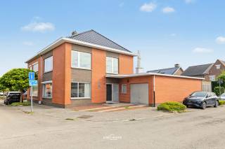 BEZOEKMOMENT OP 23/9 VAN 16U30 TOT 18U30 INSCHRIJVEN KAN VIA DE WEBSITE <br /><br />Ben je op zoek naar een ruime gezinswoning met tuin en garage op een rustige ligging, maar toch dicht bij het centrum van Beveren? Dan is deze halfopen bebouwing zeker een bezoek waard. De woning is op te frissen, maar beschikt over een goede basis en biedt heel wat mogelijkheden.<br /><br />Je komt binnen in de inkomhal met vestiaire en apart toilet. Van hieruit kom je in de ruime en lichtrijke leefruimte met grote raampartijen en zicht op de tuin. Aansluitend bevindt zich de keuken, die voorzien is van de nodige toestellen en voldoende ruimte biedt. Achteraan is er nog een aangename veranda met rechtstreekse toegang tot de tuin.<br /><br />Verder beschikt het gelijkvloers over een ruime inpandige garage van ca. 40 m², die naast het parkeren van de wagen ook extra ruimte biedt voor stockage of hobby.<br /><br />Op de eerste verdieping bevinden zich 3 ruime slaapkamers en een badkamer met toilet, inloopdouche en lavabo. Via een vaste trap bereik je de ruime zolder die nog extra mogelijkheden biedt.<br /><br />Buiten geniet je van een gezellige tuin met zij-ingang, een carport en een eigen oprit met voldoende parkeergelegenheid. Een grote troef is bovendien het recent vernieuwde en naar de huidige normen geïsoleerde dak.<br /><br />De woning wordt verwarmd met centrale verwarming op stookolie, beschikt over rolluiken en de elektriciteit is conform.<br /><br />Een woning met een goede basis en veel mogelijkheden, ideaal voor wie een ruime gezinswoning naar eigen smaak wil opfrissen.<br /><br />Contacteer ons via 052 46 38 03 voor meer informatie of een bezoek.