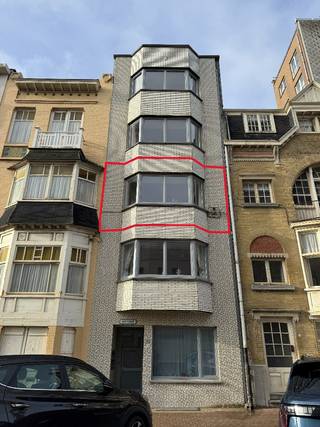 Ruim appartement met zeezicht op topliggingDit lichtrijke appartement met lift geniet van open zicht op zee en ligt op slechts ± 50 m van het strand...