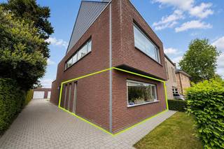 <p><span><strong>Gelijkvloers 2-slaapkamer appartement met garage te Mol-Achterbos.<br /><u><br />Een bezoek aanvragen kan eenvoudig via onze website: www.immodrie.be. Zoek het pand terug onder 'Te Huur' en selecteer vervolgens op de pagina de optie 'Bezoek aanvragen'. Omwille van de grote reeks aanvragen, worden verzoeken via Immoscoop of andere portaalsites niet verwerkt.</u></strong></span><br /><br />We starten in de inkomhal van het appartement. Hier is voldoende ruimte voorzien voor het plaatsen van een vestiairekast. Vanuit de inkomhal lopen we verder naar de aangename, open leefruimte.</p>
<p>De leefruimte biedt voldoende plaats voor zowel een gezellige zithoek als een eetkamer. Dankzij de open indeling vormt deze ruimte het centrale hart van het appartement.</p>
<p>Aansluitend bevindt zich de keuken, die voorzien is van alle hedendaagse comfort. De keuken beschikt over een vaatwasser, combi-oven, kookvuur en ingebouwde koelkast. Daarnaast is er voldoende opbergruimte aanwezig voor al je keukengerei en voorraad.</p>
<p>Achteraan het appartement bevinden zich de twee slaapkamers. De grote slaapkamer beschikt bovendien over een ingebouwde kastenwand, waardoor er heel wat extra opbergruimte beschikbaar is. De tweede slaapkamer kan naar eigen wens ingericht worden als slaapkamer, bureau of hobbyruimte.</p>
<p>De badkamer is uitgerust met een ligbad met douchearmatuur en een badkamermeubel met dubbele wastafel. Daarnaast beschikt het appartement over een apart toilet.</p>
<p>Verder is er een afzonderlijke berging aanwezig. Hier bevinden zich de technische voorzieningen en is er een aansluiting voorzien voor de wasmachine. Een praktische ruimte om voorraad, schoonmaakmateriaal en andere spullen netjes op te bergen.</p>
<p>Achteraan het appartement is er een verhard terras aanwezig met de mogelijkheid tot het creëren van beperkte doch gezellige groenzone.</p>
<p>Tot slot beschikt het appartement over een afgesloten garagebox, die inbegrepen is in de huurprijs.</p>