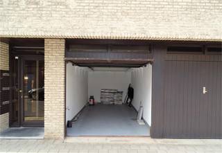 Ruim gerenoveerd lichtrijk appartement met garage gelegen op het 2de verdiep (met lift) in het centrum van Izegem. Dit appartement omvat de inkom, apart toilet, ruime woonruimte, geïnstalleerde keuken, badkamer met bad/douche, 2 slaapkamers en een kleinere kamer, washok/berging, terras en garage. Epc dateert van voor renovatie.