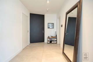 <p>Magnifique villa rénovée, située dans un emplacement de choix à s-Gravenwezel (Schilde). La propriété a fait l'objet d'une rénovation complète, au cours de laquelle les éléments authentiques ont été préservés et associés au luxe contemporain, aux techniques modernes et à des matériaux haut de gamme. Avec une superficie de plus de 400 m²,  4 chambres et 3 salles de bains, cette propriété offre espace et confort à profusion. Agencement : on pénètre dans la maison par l’impressionnante porte pivotante et on accède ainsi au vaste hall d’entrée avec vestiaire et toilettes invités. Vient ensuite une pièce polyvalente, pouvant parfaitement servir de bureau, de salle de télévision ou de coin salon supplémentaire, ainsi qu’une salle à manger conviviale. Adjacente à la salle à manger se trouve le vaste salon lumineux, offrant une vue sur le magnifique jardin et donnant directement sur celui-ci. Depuis le salon, on accède à la cuisine ultra-équipée. La cuisine est équipée d’appareils électroménagers haut de gamme, offre un espace de rangement suffisant et, grâce à la baie vitrée, la maison et le jardin se fondent harmonieusement l’un dans l’autre. Derrière le salon se trouvent encore un espace bureau pratique et le double garage intégré (porte sectionnelle). 1er étage : 2 chambres spacieuses partageant une salle de bains, équipée d’une douche à l’italienne et d’un double lavabo. Toilettes séparées. Troisième chambre avec salle de douche privative. La chambre parentale comprend un vaste dressing traversant, ainsi qu’une salle de bains attenante avec douche, baignoire, toilettes et une vue magnifique sur le jardin entièrement clôturé. Buanderie supplémentaire avec placards intégrés. Jardin : Magnifique jardin entièrement clôturé, où vous pourrez profiter en toute tranquillité et intimité de la superbe terrasse. Un permis a déjà été délivré pour l’installation d’une piscine chauffée, ce qui vient parachever cette expérience de luxe. Supplément : Entièrement rénové, label EPC A (67 kWh/(m² an)), conforme à l’AREI, chauffage au sol au rez-de-chaussée, VENTE POSSIBLE À 2 % RR, Évaluation de l’eau : note de la parcelle A, note du bâtiment A, parc résidentiel, Vg, Gmo, Gvkr, Gvv, registre des mesures en cours de demande</p><p>À proximité d'une école, de commerces, de l'autoroute, des transports en commun, etc. Pour plus d'informations, rendez-vous sur www.coenenvastgoed.be ou appelez le 03/375.82.92</p>