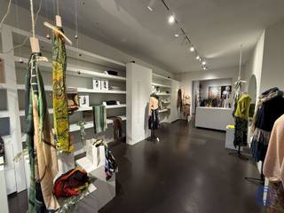 Discover this stylish commercial space of approx. 80m², located in the lively Kloosterstraat, in the vibrant heart of Antwerp. The sleek facade immediately attracts the attention of passersby. Inside, the property is equipped with easy-care cast floors, fitted cabinets and shelves, modern lighting and underfloor heating, providing a pleasant and practical working environment. In addition, the property features a practical office space in the back. The space is suitable for various infills, such as a store, office or practice space for a liberal profession. The general costs are a provision of 50 EUR/month, which covers water consumption, as well as maintenance and consumption of the common parts. Gas and electricity are settled via individual meters. The property is available immediately. Located amidst cozy cafes and restaurants, the location ensures a constant flow of customers, making it the ideal place for entrepreneurs looking for growth and visibility. Make an appointment on 03 257 55 55 or info@ccimmo.be to view this unique commercial space. Discover the value of your property in just a few clicks on our website!