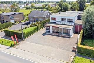 Bent u op zoek naar een eigendom waar u uw onderneming perfect kan combineren met comfortabel wonen? Dan biedt dit veelzijdige pand in Loppem een unieke kans.<br /><br />Gelegen op een ruim perceel van ca. 1.200 m², geniet u hier van uitstekende visibiliteit, vlotte bereikbaarheid én een doordachte indeling die zowel professioneel als privé optimaal tot zijn recht laat komen.<br /><br />Gelijkvloerse verdieping omvat<br /><br />- Commerciële ruimte / toonzaal van ca. 250 m²<br /><br />- Aansluitende magazijnen en werkplaatsen van ca. 500 m²<br /><br />- Ruime garage van ca. 25 m²<br /><br />De eerste verdieping omvat een privéappartement (ca. 175 m²) met aparte inkom voor maximale privacy, een open en lichtrijke leefruimte met keuken, drie volwaardige slaapkamers, een badkamer en een zonnig dakterras van ca. 85 m² met extra berging.<br /><br />Dit type eigendom is zeldzaam op de markt en biedt tal van mogelijkheden voor wie ruimte, flexibiliteit en een professionele uitstraling wil combineren met wooncomfort.<br /><br />Klaar om uw onderneming te laten groeien op een locatie die écht werkt voor u?<br /><br />Contacteer ons vandaag nog voor meer informatie of een bezoek ter plaatse.<br /><br />