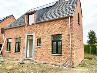 TOPGELEGEN mooi afgewerkte alleenstaande NIEUWBOUWWONING - 6% BTW mogelijk! Direct instapklaar en kwalitatief afgewerkt,zonnepanelen. Indeling:...