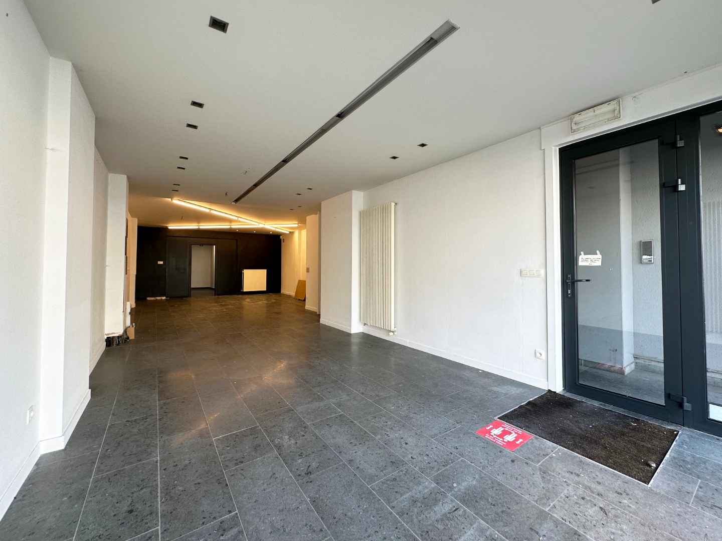 Te koop, commercieel gelegen handelspand met 2 appartementen / opbrengsteigendom in centrum Deinz - photo 1