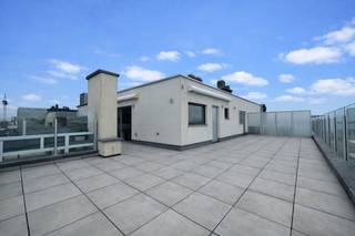 Zelden komt een eigendom als dit op de markt. Dit exclusieve hoekpenthouse op de negende verdieping, gelegen op een absolute toplocatie aan de zeedijk van Heist , geniet van een adembenemend panoramisch uitzicht over de Noordzee. Dankzij de unieke ligging combineert dit appartement een frontaal zeezicht met een prachtig uitzicht op het natuurgebied, wat zorgt voor een ongeëvenaard gevoel van rust, ruimte en privacy.<br /><br />Met een royaal hoekterras van ca. 60 m² is dit een buitenkans voor wie droomt van een tweede verblijf aan zee of op zoek is naar een investering met een sterk potentieel voor vakantieverhuur. Penthouses komen slechts zelden te koop, en al zeker niet op deze uitzonderlijke hoekligging aan één van de meest gegeerde stukken van de zeedijk. Dankzij de ideale oriëntatie geniet U de volledige dag van de zon. Twee zonneluifels zorgen voor aangename schaduw wanneer gewenst en een praktische buitenberging biedt plaats voor onder meer de kussens van uw loungeset.<br /><br />Ook op technisch vlak werd aan alles gedacht. Het appartement werd uitstekend geïsoleerd met 15 cm muurisolatie en 10 cm dakisolatie, wat resulteert in een energiezuinig en comfortabel geheel. Daarnaast zorgt een lucht/lucht-warmtepomp voor zowel verwarming als koeling, zodat U het hele jaar door geniet van een aangenaam binnenklimaat.<br /><br />De indeling is praktisch en doordacht. De lichtrijke leefruimte beschikt over een gezellige zithoek en een stijlvolle ingemaakte kast met geïntegreerde tv-aansluitingen, die tegelijk heel wat extra bergruimte biedt. De aansluitende eethoek vormt de perfecte plaats om in alle rust te genieten van het fenomenale uitzicht. De compacte open keuken is volledig uitgerust met alle nodige toestellen, waaronder een vaatwasser en een combioven. Verder beschikt het appartement over een badkamer met douche, wastafel en toilet.<br /><br />De ligging is zonder meer uitstekend. In de onmiddellijke omgeving vindt U tal van gezellige en culinaire restaurants, een supermarkt, openbaar vervoer en de randparking ter hoogte van Zeebrugge. Alles ligt binnen handbereik, terwijl U toch geniet van de rust en de unieke charme van de zeedijk.<br /><br />Dit penthouse is de ideale pied-à-terre aan zee, maar leent zich eveneens perfect als investering voor vakantieverhuur dankzij de uitzonderlijke ligging, het unieke karakter en de schaarste van dergelijke eigendommen.<br /><br />Bent U op zoek naar een zeldzaam penthouse op een absolute toplocatie in Knokke-Heist? Contacteer ons vandaag nog voor een bezoek en laat U verrassen door dit unieke aanbod.