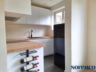 <strong>Volledig gerenoveerd 1 slaapkamer appartement in centrum Antwerpen.</strong><br /><br /><strong>Dit centraal gelegen appartement bevindt zich op wandelafstand van het Centraal Station, winkels, universiteiten en hogescholen, openbaar vervoer, ziekenhuizen en belangrijke in- en uitvalswegen. Een ideale starterswoning of investeringspand!</strong><br /><br /><span><strong>INDELING:</strong></span><br />De INKOMHAL beschikt over een BERGING en biedt toegang tot de SLAAPKAMER met TERRAS, de BADKAMER is voorzien van douche, wastafel, wc en aansluiting voor wasmachine. <br />De ruime en lichtrijke LIVING sluit aan tot de KEUKEN voorzien van electrische kookplaat en dampkap, wasbak, koelkast en oven.<br /><br /><span><strong>BIJZONDERHEDEN:</strong></span><br />* Volledig gerenoveerd appartement op zeer centrale locatie. Mobiscore 9,6<br />* Gunstig EPC, electriciteit conform en asbestveilig<br />* Inclusief privatieve kelderruimte