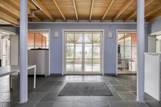 Dit statige pand hoeve dateert oorspronkelijk van 1930 maar onderging in 2000 een totaalrenovatie tot een functioneel kantoorgebouw, waardoor...