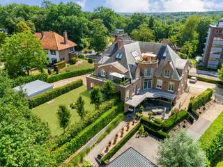 Dit uitzonderlijke villament van 265m² biedt ongeëvenaard comfort en luxe, met een schitterend ruim terras, een privé tuin van 390m², dubbele...