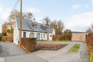 Stylishly renovated farmhouse, comprising on the ground floor an entrance hall, living room with open wood-burning cassette, dining room,...