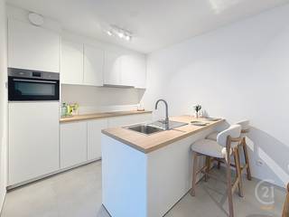 Dit nieuwbouwappartement is gelegen op het gelijkvloers van<strong> residentie Ribera</strong> langs de Oostendelaan te Middelkerke, op slechts 500 meter van het strand, op wandelafstand van het centrum en vlakbij een bushalte.<br /><br />Er is mogelijkheid tot aankoop van een carport op het terrein en de bewoners kunnen gebruikmaken van een ruime gemeenschappelijke fietsenberging.<br /><br />Bij de bouw werd bijzondere aandacht besteed aan energiezuinig en duurzaam wonen, met onder meer:<br />-Uitstekende isolatie<br />-Zonnepanelen<br />-Geothermische warmtepomp (uniek voor meergezinswoningen), die zorgt voor een laag energieverbruik in de winter en een aangenaam verkoelend effect in de zomer<br /><br />Het appartement beschikt over een volledig uitgeruste keuken met koelkast, vaatwasmachine, combi-oven en vitrokeramische kookplaat met dampkap.<br />De badkamer is afgewerkt met kwalitatieve, moderne sanitaire toestellen en een inloopdouche.<br />In de interne berging is er aansluiting voorzien voor een wasmachine en droogkast.<br /><br />👉 Dit appartement is een nieuwbouw en valt in principe onder het btw-stelsel van 21%.<br />👉 Indien u voldoet aan de wettelijke voorwaarden, is het verlaagd btw-tarief van 6% mogelijk<br />👉 De meubels en decoratie op de foto’s zijn <strong>niet</strong> inbegrepen in de verkoopprijs, deze zijn afkomstig van Maison M te Middelkerke.