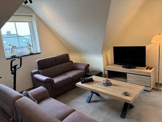 Op de tweede verdieping bevindt zich dit lichtrijke en verzorgde appartement. De leefruimte vormt het hart van de woonst en combineert een gezellige zithoek met een open, volledig uitgeruste keuken. Vanuit de leefruimte heb je rechtstreeks toegang tot het ruime terras. <br /><br />Het appartement telt verder twee slaapkamers, een apart gastentoilet en een moderne badkamer met lavabo en ligbad. Een praktische berging is eveneens aanwezig. <br /><br />Achter het gebouw is een autostaanplaats voorzien en is er een fietsenstalling beschikbaar. De nabijheid van de oprit van de E17 zorgt bovendien voor een uitstekende bereikbaarheid.<br /><br />Een ideale woonplek voor wie op zoek is naar comfort, ruimte en een vlotte verbinding.<br />Geen syndic-kosten.
