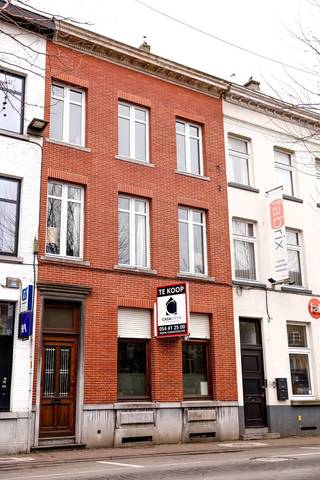 INDRUKWEKKENDE HERENWONING MET TUINTERRAS / GELEGEN OP HET AANGENAME STATIONSPLEIN VAN GERAARDSBERGEN. Met zicht op het brede plein van de stationsbuurt, verveel je je nooit in deze majestueuze herenwoning met 4 (bewoonbare) bouwlagen, totaal 284m2. Energiezuinig met het lage C-label (213kWh). Indeling : NIV.0 met aparte inkom- en traphal met rechtstreekse toegang tot de achterbouw. Rechts de dubbele leefruimte. In de achterbouw dan een lichtrijke eetplaats en keuken met toegang tot het sfeervolle tuinterras, ook toegankelijk van in de living. Frisse en droge kelder in NIV.-1 met om. stookruimte en berging.  NIV+1 met overloop en trapje naar de achterbouw waar de badkamer werd ingericht. Dan nog 2 slaapkamers waarvan de typische brede aan de voorzijde. NIV.+2 identiek maar geen achterbouw. Nog een vaste trap naar de ingerichte en geïsoleerde zolder op NIV.+3,, nu gebruikt als vrijetijdsruimte en atelier. Ben je een stadsliefhebber van de Parel der Vlaamse Ardennen en hou je van stijlvol, authentiek en nostalgisch leven, dan mag je dit niet missen. Heel uniek door de specifieke inrichting. Zowel leegmaken als (deels) overname van inboedel is bespreekbaar. Verneem meer info van vastgoedmakelaar Cedric tijdens een verhelderend plaatsbezoek. Bel zijn team voor de bezoekplanning op 054412500