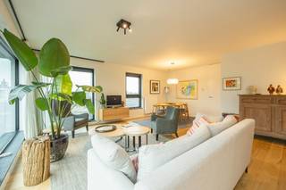 <strong>!ENKEL VOOR INVESTEERDERS! Hoogwaardig afgewerkt dakappartement met autostaanplaats en kelderberging gelegen in een rustige groene omgeving nabij het centrum van Turnhout! Wordt verkocht met een levenslang huurcontract. EPC label A, elektriciteit conform en asbestvrij! <br /><br />Ligging: </strong>gelegen in een rustige en groene omgeving in een modern woonproject aan het water op wandelafstand van de jachthaven, winkels, het kanaal en verschillende natuurgebieden. Dankzij de nieuwe fietsbrug bent u in een mum van tijd in het centrum van Turnhout. <strong><br /><br />Indeling: </strong>inkomhal - gastentoilet - berging - leefruimte met open keuken - slaapkamer 1 - slaapkamer 2 met dressing - badkamer- berging - zuidgericht terras - ondergrondse autostaanplaats - kelderberging. <strong><br /><br />Omschrijving: </strong>de inkomhal is voorzien van een apart gastentoilet en een ruime berging met ingemaakte kasten. De lichtrijke leefruimte geniet veel zon, maar kan in de zomer met gemak koel gehouden worden dankzij de airco, voorziene screens en de elektrische luifel op het terras. De leefruimte sluit naadloos aan op de open keuken, voorzien van een inductiekookplaat met dampkap, vaatwasser, koelkast, combi-oven, spoelbak en verder veel opbergruimte. Buiten de keuken en de badkamer is het ganse appartement voorzien van een parketvloer.<br /><br />Oorspronkelijk was het appartement uitgerust met drie slaapkamers, hier werd inmiddels van eentje een dressing gemaakt, maar deze zou zonder al te veel moeite terug omgetoverd kunnen worden in een derde slaapkamer. Daarnaast hebben we ook nog de badkamer waar we een ruime inloopdouche en een lavabomeubel met dubbele spoelbak hebben. <br /><br />Het appartement wordt door de huidige eigenaars (64 en 75 jaar) verkocht met een levenslang huurcontract voor zichzelf. U bent er dus zeker van dat er goed zorg gedragen wordt voor de eigendom, alsook betalen zij €1.500 per maand en bent u bovendien ten alle tijden zeker van uw huurinkomsten en geniet daarbovenop een fijn rendement! <br /><strong><br />Bijzondere informatieplicht: </strong>omgevingsvergunning stedenbouwkundige handelingen uitgereikt, deels artikel 0.1 grenslijn regionaalstedelijk gebied Turnhout, deels artikel 8.1 Strategisch woonproject Bruyne Strijd en deels artikel 8.7 gemeenschappelijke aspecten voor de gebieden genoemd in artikel 8.1 tot en met 8.6, geen rechterlijke herstelmaatregel of bestuurlijke maatregel opgelegd, geen voorkooprecht ruimtelijke ordening, omgevingsvergunning voor verkavelen van gronden, geen watergevoelig openruimtegebied