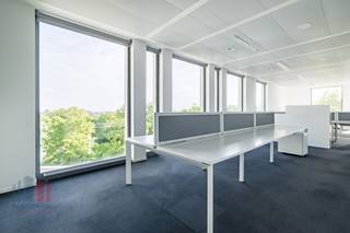 Fenomenaal gelegen kantoren met een oppervlakte van 351m² te huur op amper 450 m van de R0 op- en afrit 6 Vilvoorde-Koningslo, het station...