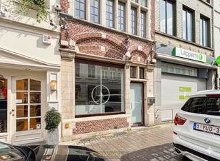COMMERCIEEL GELEGEN HANDELSPAND met grote visibiliteit op TOPLOCATIE IN HET CENTRUM VAN OUDENAARDE. Deze VEELZIJDIGE EN INSTAPKLARE RUIMTE VAN...