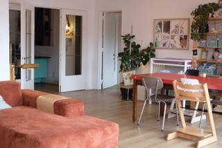 <p>Ruim, instapklaar appartement van 118 m² met twee slaapkamers gelegen op het Sint-Jansplein te Antwerpen.</p><p>Grote living met toegang tot zonnig balkon aan de voorzijde.</p><p>Volledig uitgeruste keuken met aansluiting voor een wasmachine.</p><p>Twee slaapkamers achteraan; één grote van 14m² voorzien van ingemaakte kasten en één kleinere met toegang tot het tweede balkon aan de achterzijde.</p><p>Gerenoveerde badkamer met inloopdouche.</p><p>Apart toilet.</p><p>Inkomhal die ruim genoeg is om een bureau te zetten en thuis te werken.</p><p>Veel opbergruimte.</p><p>Aparte kelder van +/- 16m²</p><p>Nieuwe vloeren gelegd in 2023</p><p>EPC B - 123 kwh/m²</p>