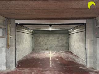 <p><span>Vlakbij het centrum van Mortsel , tegenover het nieuwbouwproject </span><span>Stadsterras</span><span>, bieden wij u deze zeer ruime garagebox/opslagruimte aan op verdieping -2 in een goed onderhouden garagecomplex.</span></p><p><span>Kavels 15-16 waren oorspronkelijk 2 autostaanplaatsen die recent samengevoegd werden tot één grote box met nieuwe poort en muren.</span></p><p><span>De afmeting bedraagt 4,5m x 5m.</span></p><p><span>De box biedt thans plaats aan 1 of 2 auto's + in de hoogte opslagruimte. Werkplaats is niet toegelaten.</span></p><p><span> </span></p><p><span>Nuttige informatie:</span></p><p><span>- De hoogte van de inrit naar de ondergrondse verdieping is 1,78m</span></p><p><span>- Onmiddellijk beschikbaar bij akte.</span></p><p><span>- Geen stopcontact aanwezig.</span></p><p><span>- De syndicus is Uw Beheer te Borgerhout. De gemeenschappelijke kosten bedragen €25,00 per maand</span></p><p><span>- Watertoets: P-score =C en G-score = B</span></p><p><span> </span></p><p><span>Voor meer info of een bezoek ter plaatse bel 03/449.42.41 of surf naar <span>www.habicom.be</span></span><span> </span></p><p><span>Benieuwd naar de waarde van uw woning? Check het gratis op www.watismijnhuiswaard.be</span></p><p><span> </span></p>