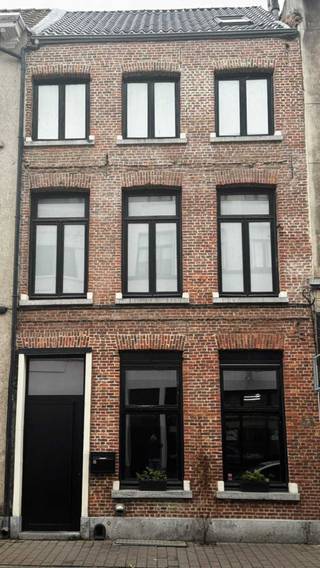 Ter nabijheid van park Spoor Noord ligt deze woning te 2060 Antwerpen. Hier ontdek je deze bijzonder warme en stijlvol gerenoveerde woning — een...