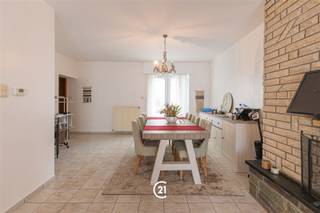 Ontdek dit ruime gelijkvloerse appartement met 2 slaapkamers van maar liefst 115 m² bewoonbare oppervlakte, ideaal gelegen in een rustige en aangename woonomgeving, op korte afstand van winkels, scholen, openbaar vervoer en andere dagelijkse voorzieningen. Hier geniet u van comfortabel wonen met alle faciliteiten binnen handbereik. De absolute troef van dit appartement is het uitzonderlijk ruim overdekt terras, waar u in alle rust kunt ontspannen, genieten van de zon of gezellig tafelen met familie en vrienden. Binnen beschikt u over een royale en lichtrijke leefruimte met een praktische indeling en ndividuele centrale verwarming op aardgas. EPC-label D: geen renovatieverplichting. Bovendien is er geen syndicus, waardoor u geen maandelijkse gemeenschappelijke lasten betaalt, een belangrijk voordeel voor wie zorgeloos en betaalbaar wil wonen. Dankzij de gelijkvloerse ligging is dit appartement uitermate geschikt voor mensen die moeilijk te been zijn of gewoon op zoek zijn naar extra comfort zonder trappen. Ook als investering is dit een uitstekende opportuniteit dankzij de rustige ligging, de ruime oppervlakte en de lage vaste kosten. Een privatieve staanplaats is verplicht mee aan te kopen voor € 17.000. Een ideale woonst voor wie ruimte, rust, een groot terras en een centrale ligging weet te waarderen.
