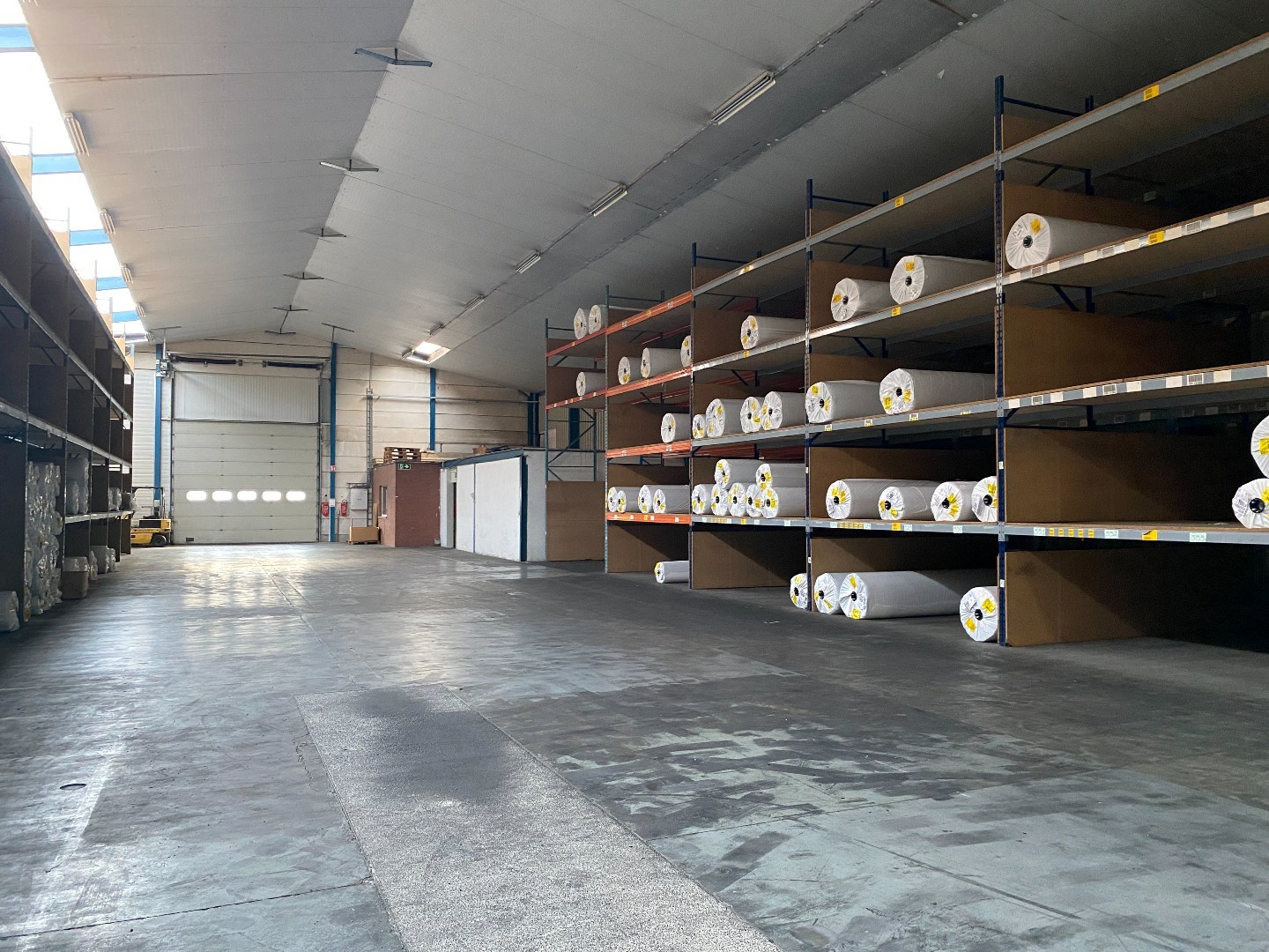 Grote loods (1195m²) met diverse mogelijkheden in een industriezone. - foto 4