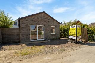 Bent u op zoek naar een leuke bungalow op het Waesmeer met 2 slaapkamers? Zoek niet verder.Deze woonst heeft veel mogelijkheden en kan dienen als...