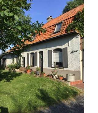 Goedgelegen bouwgrond/af te breken woning te koop op 1.975 m² in Ieper<br /><br /><br />Uniek stuk bouwgrond te koop van 1.975 m² met af te breken woning gelegen in een rustige straat met prachtig uitzicht op de Kemmelberg.<br /><br />Komt in aanmerking voor sloop en heropbouw aan 6% BTW.<br /><br />Zeer rustig gelegen en toch op wandelafstand van alle voorzieningen (bakker, beenhouwer, apotheek, …). <br /><br />Perceelsbreedte straatzijde 61,17m. <br />Ideaal voor wie houdt van een rustige en landelijke omgeving!<br /><br />Ook eventuele mogelijkheid om aanpalende grond bij te kopen (2.755 m² en 7.784 m²)<br /><br />Adres: Oude Bellestraat 14, 8900 Dikkebus (Ieper)<br />Perceel: B - 484W7