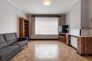 Voor meer info en foto’s, surf naar www.swevers.be – In een rustige straat in Kinrooi ligt deze vrijstaande woning met veel potentieel op een perceel van 7 are 04 centiare. De open bebouwing dateert van 1964, heeft een bewoonbare oppervlakte van 198 m², EPC label C en bevindt zich in op te frissen staat. Dankzij de praktische indeling en de verschillende niveaus vormt dit pand een interessante basis voor wie een woning naar eigen smaak wil renoveren. Via de inkomhal met trap bereikt u de ruime woonkamer van ca. 30,4 m², die geniet van een aangename lichtinval en voldoende plaats biedt voor een gezellige zithoek en eetruimte. Aansluitend bevinden zich de eetkamer, de keuken van 6,5 m², de badkamer, een apart toilet, een bergkast en meerdere halruimtes. Achteraan is er nog een ruime berging met rechtstreekse toegang naar buiten. Op de verdieping geeft de overloop toegang tot drie volwaardige slaapkamers van ca. 14 m², 14 m² en 17 m². Daarnaast is er een extra kamer die perfect kan dienen als bureau, dressing of hobbyruimte. Verder beschikt de woning over een kelder van 10,8 m², een zolder van ca. 9 m² en een vrijstaande stenen garage. De oostgerichte tuin biedt alle ruimte om een aangename buitenomgeving te creëren. Ook de ligging is praktisch, met scholen op 35 meter, openbaar vervoer op 200 meter en winkels, restaurants en ontspanning op ongeveer 2 kilometer. Voor meer informatie, bel 011 255 155. Bron bewoonbare oppervlakte: EPC – verslag.