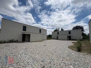 Hoogwaardig kantoor te huur op een toplocatie in Nazareth-De Pinte. Gelegen langs de Gentsebaan (N60) geniet het pand van een uitstekende bereikbaarheid. Met de E17 op slechts 7 minuten rijden en openbaar vervoer op wandelafstand (130 meter) vormt deze locatie een ideale uitvalsbasis richting Gent, Oudenaarde en Kortrijk.<br /><br />Dit nieuwbouwkantoor biedt een oppervlakte van 175 m², met daarbij een ruim en zonnig terras. Het kantoor bevindt zich over het gelijkvloers en de eerste verdieping waarbij de ruimte opgedeeld is in een openspace met 3 afzonderlijke burelen. Verder geniet het kantoor van veel natuurlijk lichtinval dankzij de grote glaspartijen tot op de grond. Tevens zijn er ruimte parkeermogelijkheden voorzien op de site .<br /><br />Het pand is momenteel als woning vergund. De eigenaar is voornemens een aanvraag in te dienen voor functiewijziging naar kantoor. Verhuur als kantoor is onder voorbehoud van het verkrijgen van de vereiste vergunning(en).<br /><br />Contacteer PANORAMA B2B GENT KANTOREN voor meer informatie, plannen of een vrijblijvend plaatsbezoek via 0477 44 39 30.